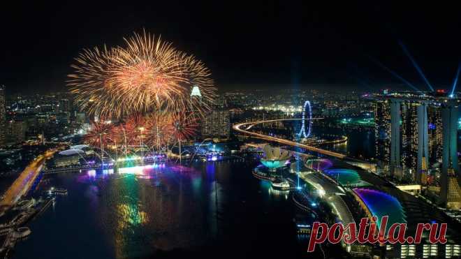 Fireworks over Marina Bay on Chinese New Year, Singapore | Windows 10 Spotlight Images