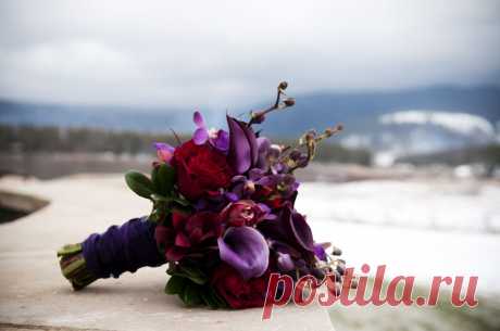 Свадебный букетик из различных цветочков