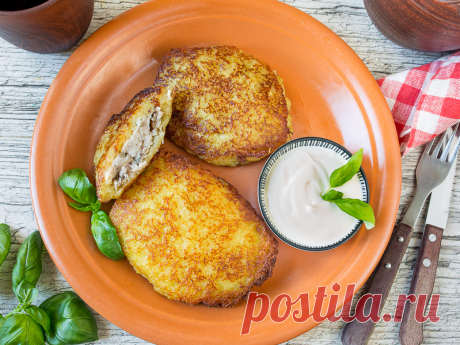 Драники с курицей и грибами на Вкусном Блоге Безумно люблю драники, но готовлю их довольно редко. В этот раз решила отвести душу 🙂 И приготовила драники с начинкой из куриного фарша и шампиньонов. И я вам скажу, что в содружестве со сметаной это просто счастье белоруса 🙂 Если у вас в морозилке есть запасы замороженных лесных грибов –…