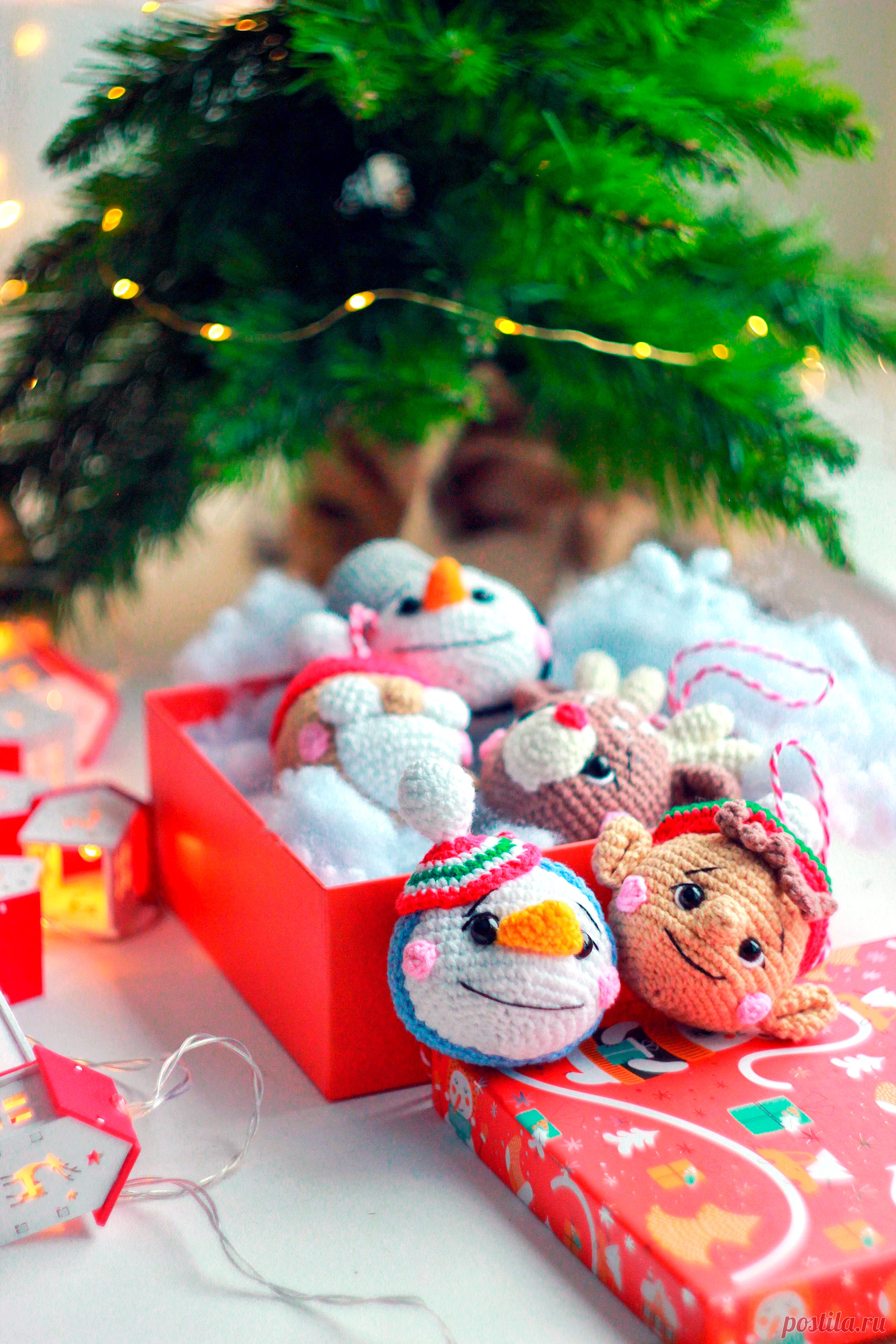 PDF Новогодние шарики крючком. FREE crochet pattern; Аmigurumi toy patterns. Амигуруми схемы и описания на русском. Вязаные игрушки и поделки своими руками #amimore - маленькие украшения к Новому году, шары на ёлку, ёлочная игрушка, шарики.