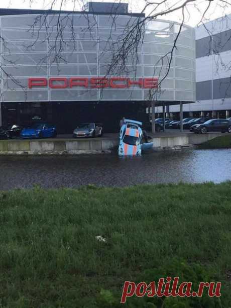 Если кажется, что день не очень, подумай о сотруднике дилерского центра в Амстердаме, который случайно «уронил» Porsche 911 GT3 RS в воду