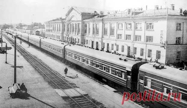 Экскурсия по городу Кирову в 1960-м году. Часть 1-я. В старом справочнике-путеводителе "Кировская область", изданном Кировским книжным издательством в 1960 году, есть описания маршрутов двух экскурсий по нашему городу. Первая экскурсия называется "По историко-революционным местам г.Кирова", вторая - "По ознакомлению с…