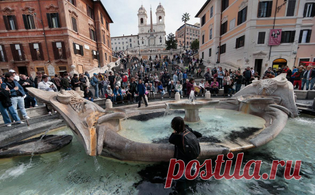 Экоактивисты налили черную краску в фонтан на площади Испании в Риме. Экоактивисты из движения Ultima Generazione («Последнее поколение») налили краску черного цвета в воду в римском фонтане на площади Испании.