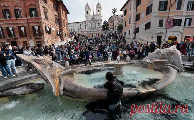 Экоактивисты налили черную краску в фонтан на площади Испании в Риме. Экоактивисты из движения Ultima Generazione («Последнее поколение») налили краску черного цвета в воду в римском фонтане на площади Испании.