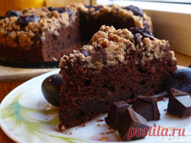 Шоколадный пирог со сливами и штрейзелем пользователя Катерина_Н