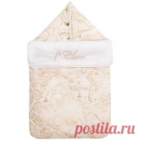 Beige Geo Map Nest (69cm) Light beige baby nest by Alviero Martini, suitable for boys and girls. Made in silky white polyester patterned with the brand's signature Geo map print, it is embroidered with '1re Classe' in beige. Lightly padded, it has a soft cotton lining and can be opened out to create a comfortable surface for baby to lie on.
