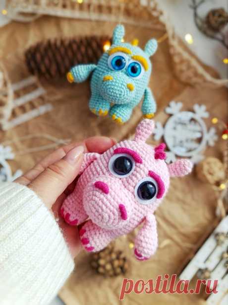 PDF Чудо-Дракончик крючком. FREE crochet pattern; Аmigurumi toy patterns. Амигуруми схемы и описания на русском. Вязаные игрушки и поделки своими руками #amimore - маленький дракон, дракончик из обычной пряжи, динозавр, динозаврик.