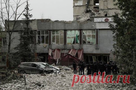 На кадрах разрушенной гостиницы в Чернигове обнаружили армейские кровати. Как минимум 40 украинских боевиков были ликвидированы в ходе ракетного удара.