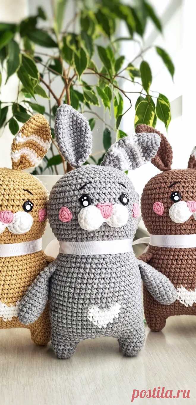 PDF Зайчик Изи крючком. FREE crochet pattern; Аmigurumi animal patterns. Амигуруми схемы и описания на русском. Вязаные игрушки и поделки своими руками #amimore - заяц ко дню Всех Влюблённых, зайчик с сердечком к 14 февраля, кролик, зайчонок, зайка, крольчонок.