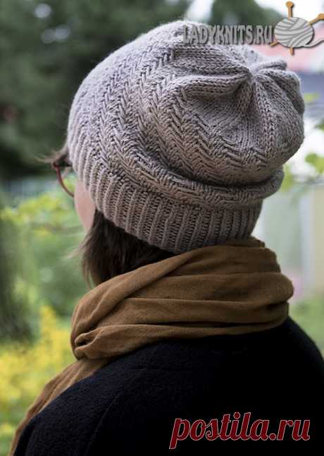 Вязаная спицами простая женская шапка с диагональным узором