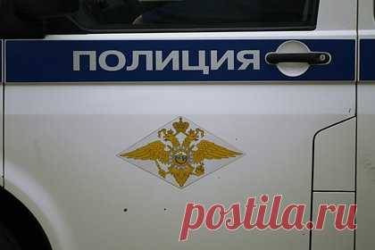 Россиянин расправился с родственницей после избиения и изнасилования. В Волгоградской области арестовали 21-летнего жителя города Котово, обвиняемого по нескольким тяжким статьям Уголовного кодекса. 18 мая злоумышленник пришел в дом родственницы, силой выволок ее на территорию пруда, где сильно избил ее, а затем подверг сексуальному насилию.