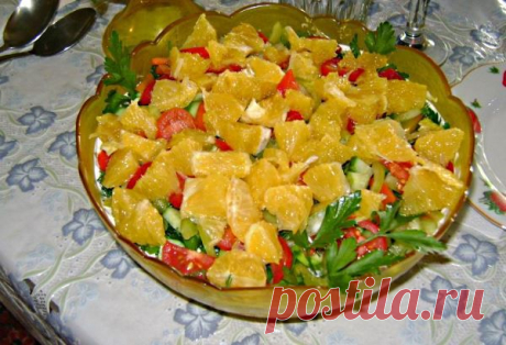 Салат с копченой курицей, сыром, апельсином и свежими овощами