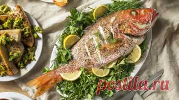 Запеченная рыба: удивительно простой рецепт Запекать в духовке рекомендуется щуку, скумбрию, судака или форель, но можно взять и любую другую рыбу по вкусу. Рецепт Ингредиенты: рыба - 1 шт.; лук...
