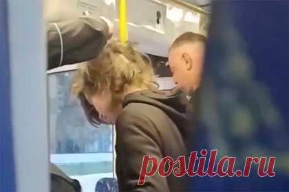 Двое мужчин постригли подростка в российском автобусе и попали на видео. В Екатеринбурге двое мужчин постригли подростка в автобусе. Произошедшее попало на видео. На кадрах видно, как мальчик с пышной прической стоит посреди салона. Один из пассажиров держит его за волосы, а другой бреет подростка предметом, напоминающим машинку для стрижки. Полиция проводит проверку.