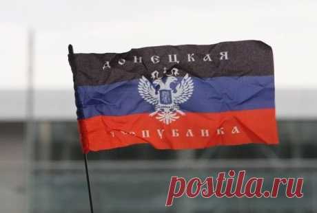 Ополченцы повесили флаг ДНР над терминалом аэропорта Донецка