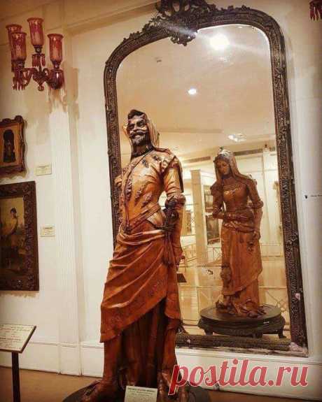 Это, вероятно, одна из самых необычных скульптур, Хранится она в музее Салар Джунг в Хайдарабаде, Индия. Особенностью ее является то, что с одной стороны мужчина, а с другой — женщина. Во всем мире ее знают, как «Двойная статуя Мефистофеля и Маргариты».
Она высечена из цельного куска древнейшего дерева Сикомор. Позади двойной статуи специально разместили огромное зеркало, чтобы видеть два изображения одновременно, и иметь возможность оценить безупречное мастерство автора /  Facebook