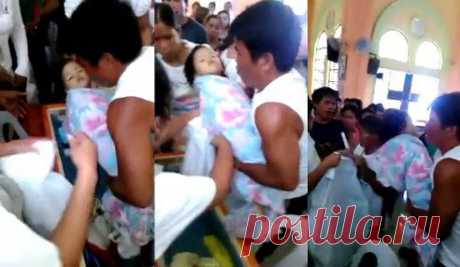 На Филиппинах трехлетняя , которую врачи признали мертвой, внезапно воскресла на собственных похоронах.

https://tvzvezda.ru/news/vstrane_i_mire/content/201407141608-tase.htm
