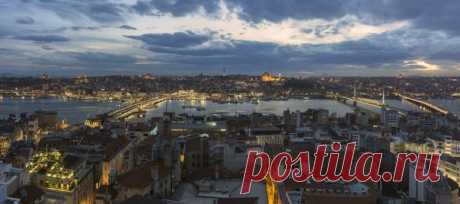 «Вечером с Галатской башни открывается замечательная панорама на Стамбул. Голоса муэдзинов летят над просторами Босфора. Корабли спешат из Европейской части города в азиатскую. Где-то внизу слышен шум трамвая», – рассказывает автор фото Валерий Романов: nat-geo.ru/photo/user/47661/ Этот снимок участвует в фотоконкурсе «Турция: почувствуй вкус жизни», организованного вместе с Turkish Airlines: bit.ly/FeelTheTasteOfLife