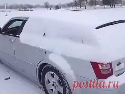 Как правильно чистить автомобиль от снега за 30 секунд без щетки (видео)
