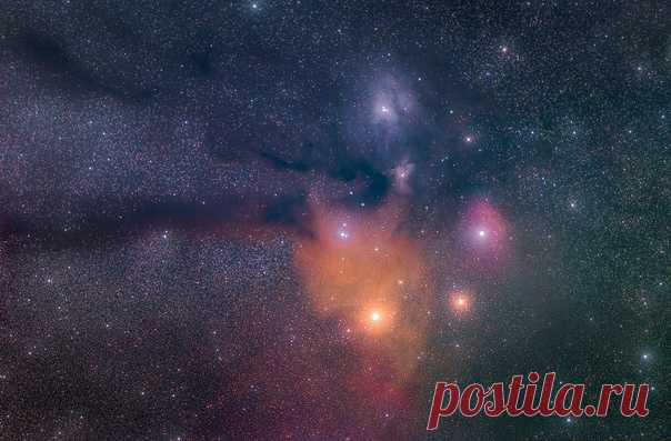 «Это – комплекс туманностей и молекулярных облаков около двойной звезды Ро Змееносца и звезды Антарес, ярчайшего светила в созвездии Скорпиона. На кадре видны холодные газопылевые облака (тёмные), голубоватые отражательные облака, а также эмиссионные туманности оранжево-красных оттенков», – рассказывает автор фото Дмитрий Безгубов (nat-geo.ru/community/user/231209), запечатлевший эту красоту с нижнего плато горы Чатыр-Даг (Крым) и подробно описавший детали снимка на нашем сайте.