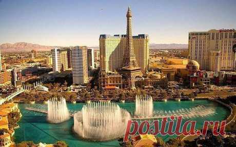Музыкальный фонтан Белладжио в Лас-Вегасе, США.