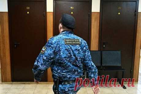 Россиянка попала под суд из-за наклейки на номерном знаке машины. Жительницу Марий Эл наказали из-за наклейки с бело-сине-белым флагом на номерных знаках машины. В суде заявили, что такое сочетание цветов является символом запрещенной в России организации. Сама россиянка сообщила, что такие номера ей якобы достались от предыдущего владельца транспортного средства.