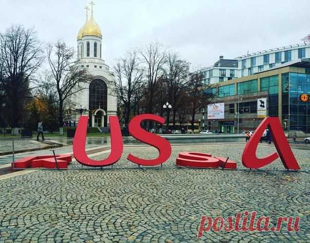 Сильный ветер в Калининграде сегодня повалил буквы из надписи RUSSIA 2018 кроме букв U S A  / Социальная погода