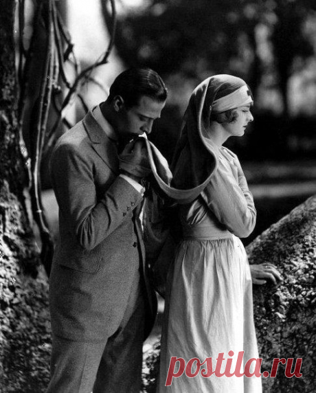 Рудольф Валентино (англ. Rudolph Valentino; 1895 — 1926) — американский киноактёр итальянского происхождения, идол эпохи немого кино.  &quot;Четыре всадника Апокалипсиса&quot; 1921 г.