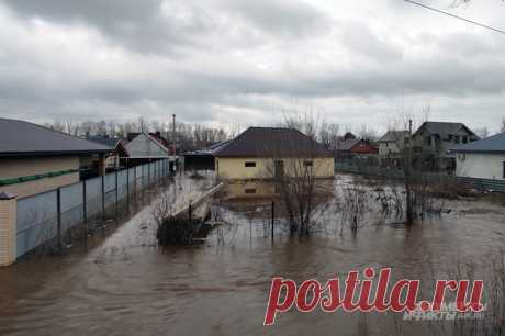 У вас уже по окна. Люди сдают паводку поселки под Оренбургом. Катастрофический подъем воды на реке Урал продолжается, сегодня большую воду ждут в Оренбурге.