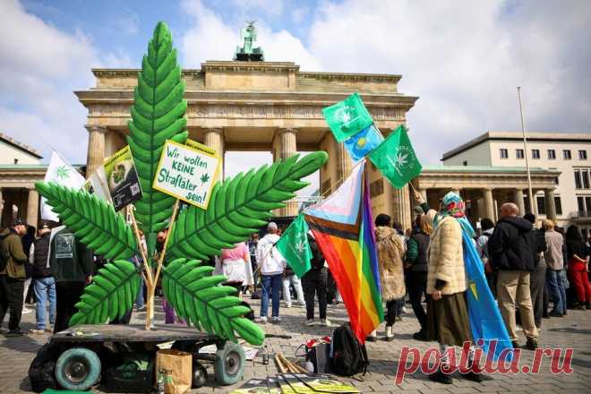 Берлинцы отпраздновали декриминализацию марихуаны в Германии возле Бранденбургских ворот – совместным употреблением наркотиков. | VestiNewsRF.Ru