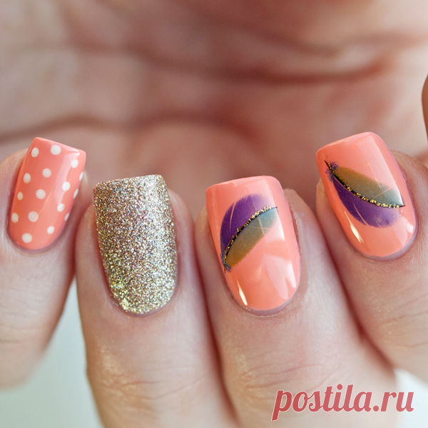 uñas de color naranja con dorado y diseños con plumas