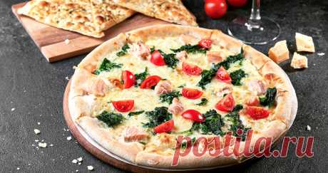 Пицца на кефире – 9 очень быстрых рецептов Пицца на кефире готовится на тонком и хрустящем корже. Это идеальный вариант, чтобы сэкономить время приготовления смой известной итальянской выпечки.