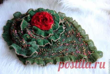 Купить Вязаная шаль и брошь "Цветок папоротника" - зеленый, тёмно-зелёный, красный, брошь, роза