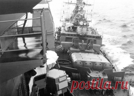 Советский сторожевой корабль «Беззаветный» совершает навал на американский ракетный крейсер «Йорктаун» у берегов Крыма.
