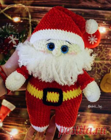 Дед Мороз амигуруми. Схемы и описания для вязания игрушек крючком! Бесплатный мастер-класс от Наталии Бобер по вязанию плюшевого Деда Мороза крючком. Вязаная игрушка получается довольно большой, точный размер не указа…