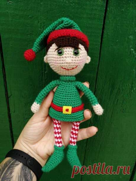 PDF Мастер-класс крючком по вязанию куклы рождественский эльф Лэнни #схемыамигуруми #амигуруми #вязаныеигрушки #вязанаякукла #amigurumipattern #crochetdoll #amigurumidoll