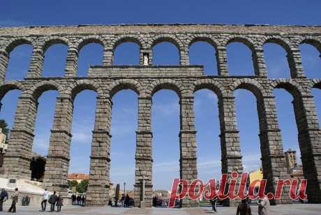Акведук в Сеговии, Испания: Самый длинный древнеримский акведук в Европе находится в небольшом испанском городке Сеговия. Наряду с другими историческими объектами, с 1985 года этот памятник входит в список Всемирного наследия ЮНЕСКО