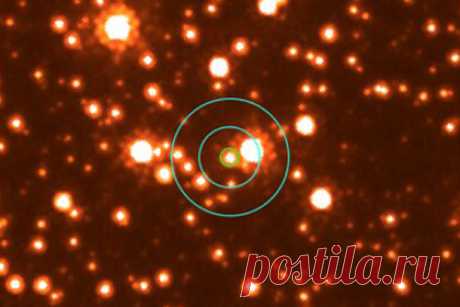 В Млечном Пути впервые обнаружили одинокую черную дыру. Международная группа астрономов сообщила о первом достоверном обнаружении одиночной черной дыры, летящей в межзвездном пространстве. Черную дыру удалось найти благодаря событию микролинзирования, когда некий достаточно массивный объект пролетает на фоне звезды и искажает свет от нее.
