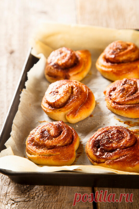 Шведские булочки с корицей (Kanelbullar) Принесла обещанное - те самые знаменитые булочки с корицей. Мягкие, душистые, обязательно к крепкому кофе. Все очень по-шведски:) Как, что и откуда читайте здесь . А еще можно вдохновляться стокгольмскими картинками , где Карлсон живет на крыше, или перечитать какую-нибудь менее известную историю…