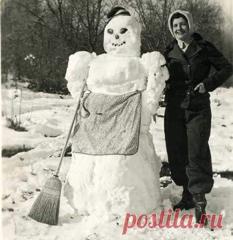 Кто такой снеговик, и каким его представляли раньше: интересная история, старинные фото и иллюстрации 
 https://www.livemaster.ru/topic/1520329-kto-takoj-sneg.. 

Неожиданно бурное прошлое у снеговика!