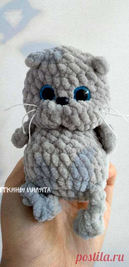 PDF Вислоухий котёнок крючком. FREE crochet pattern; Аmigurumi toy patterns. Амигуруми схемы и описания на русском. Вязаные игрушки и поделки своими руками #amimore - маленькие котята, плюшевый котик, забавный кот из плюшевой пряжи, кошка, кошечка, котёнок.