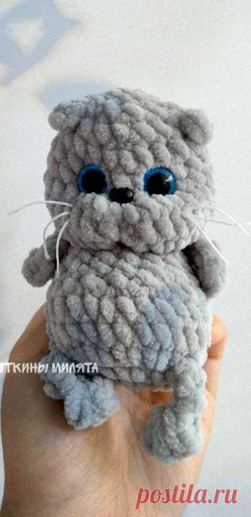 PDF Вислоухий котёнок крючком. FREE crochet pattern; Аmigurumi toy patterns. Амигуруми схемы и описания на русском. Вязаные игрушки и поделки своими руками #amimore - маленькие котята, плюшевый котик, забавный кот из плюшевой пряжи, кошка, кошечка, котёнок.