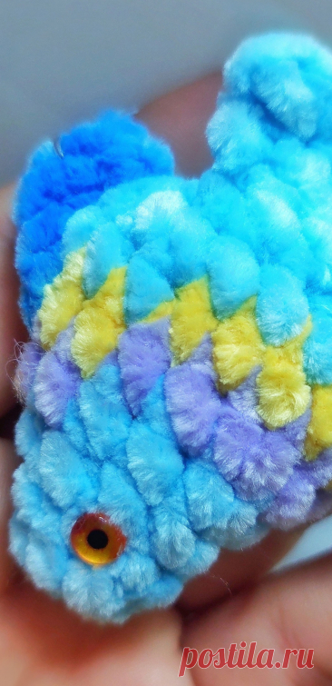 PDF Рыбка крючком. FREE crochet pattern; Аmigurumi toy patterns. Амигуруми схемы и описания на русском. Вязаные игрушки и поделки своими руками #amimore - плюшевая рыба, маленькая рыбка из плюшевой пряжи.