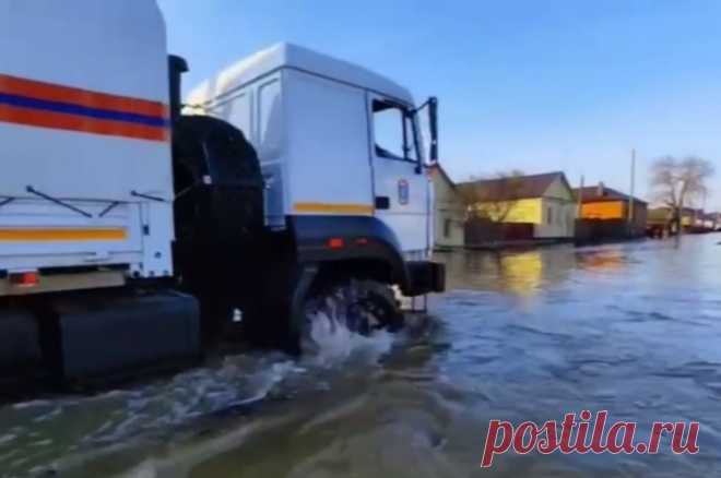 Мэр Козупица: вода из подтопленного Орска уйдет через 1,5-2 недели. В результате прорыва дамбы в городе подтопило около 600 домов.
