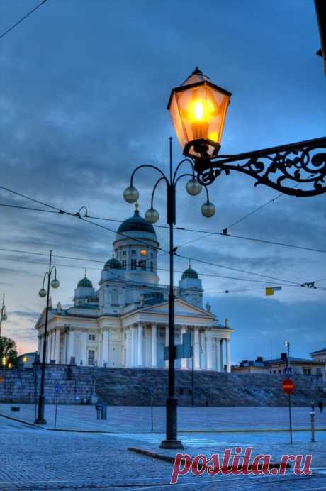 Уличные фонари, возле кафедрального Собора в Хельсинки, Финляндия.
