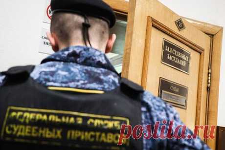 Российского военного осудили за отказ от участия в СВО. Южно-Сахалинский гарнизонный военный суд приговорил к 2,5 года колонии общего режима военнослужащего, который отказался участвовать в специальной военной операции (СВО). Мужчину признали виновным по части 2.1 статьи 332 («Неисполнение приказа») УК РФ и взяли под стражу в зале суда.