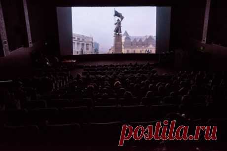 Российские кинотеатры собрали за праздники рекордные 5,8 млрд рублей. Лидером проката стала картина Клима Шипенко «Холоп 2».