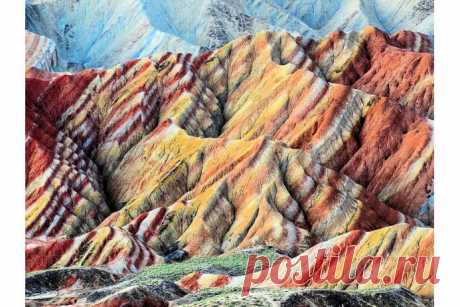: Цветные песчаные скалы Чжанъе Данксиа находятся в китайской провинции Ганьсу. Формы и цвет этих гор менялись на протяжении 24 миллионов лет. «Построили» это чудесное место ветер, дождь и перемещающиеся тектонические плиты - научно-популярный журнал GEO