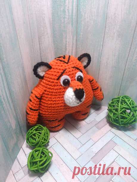 PDF Тигрёнок Толстячок крючком. FREE crochet pattern; Аmigurumi animal patterns. Амигуруми схемы и описания на русском. Вязаные игрушки и поделки своими руками #amimore - тигр, тигренок из обычной пряжи, котик, кот, кошечка, кошка, котенок.