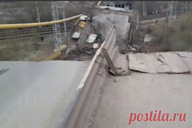 Женщина погибла при обрушении моста в Смоленской области. Из-за ЧП на путепроводе в Вязьме пострадали шесть человек.